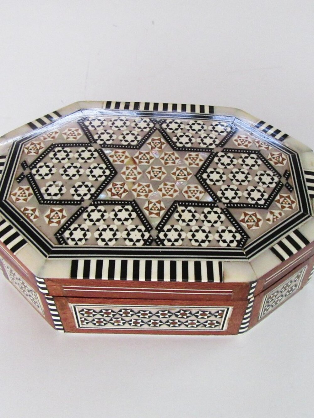 Wood trinket jewelry box with mother of pearl & inlaid patterns - Vintage